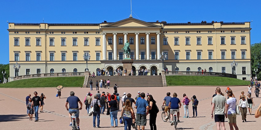An image of the visitors exploring the Royal Palace, one of the best things to do in Oslo