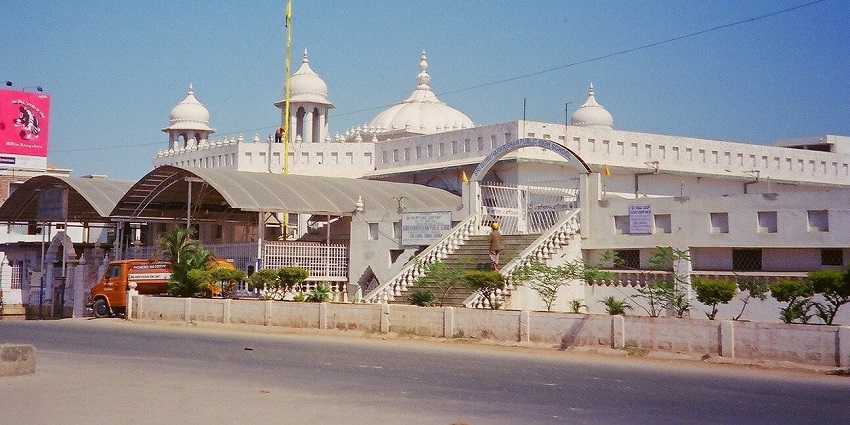 A serene image of Sri Guru Singh Sabha Gurudwara near Ulsoor lake in Bangalore.