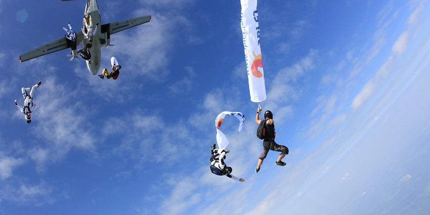 View of skydiving with parachutes in the sky, resembling Fallschirmsport Club Passau.