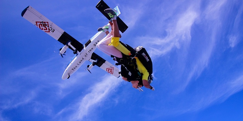 Skydiving against the sky and nature, reflecting the Fallschirmsport Damme experience.