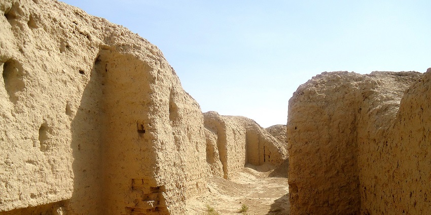 Ruins near the ziggurat of Kish at Tell al-Uhaymir, Babel Governorate, Iraq
