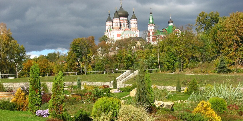 Celebrate Valentine’s Day in Ukraine at the Feofania park known for its tranquil atmosphere and natural magnificence.