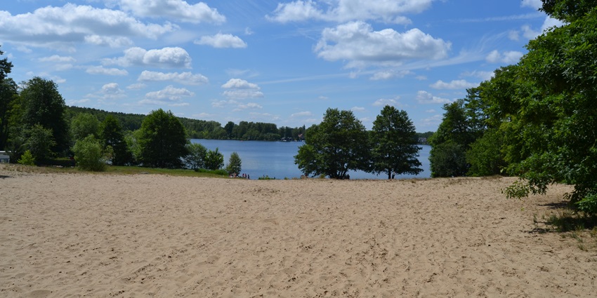 An image showing the 'Weisser Strand' at Flakensee, a peaceful, relaxing spot in Berlin