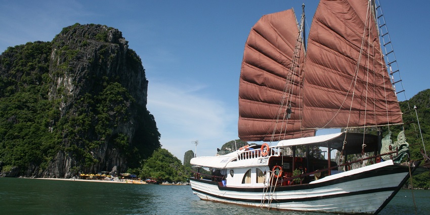 A waterfront experience offering boat tours, floating saunas, and views of the Emajõgi River.