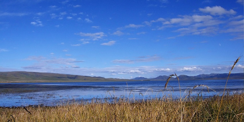 Clear image of the beautiful Gahai Lake with the clear sky