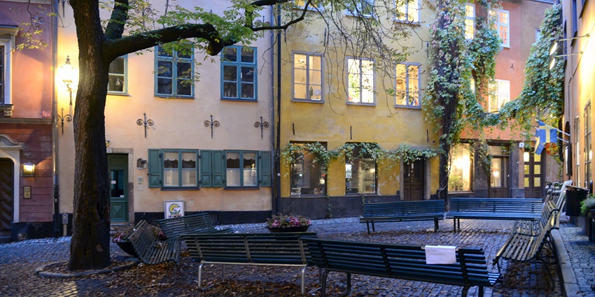 Cobbled streets, historic buildings, and vibrant atmosphere, highlighted in Stockholm city guide.