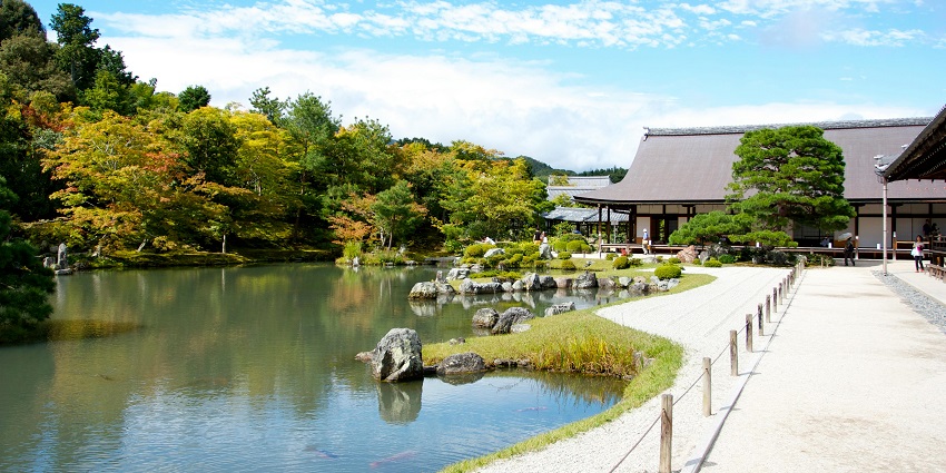 It’s a perfect place for a quiet, romantic escape, allowing visitors to connect with nature and each other.