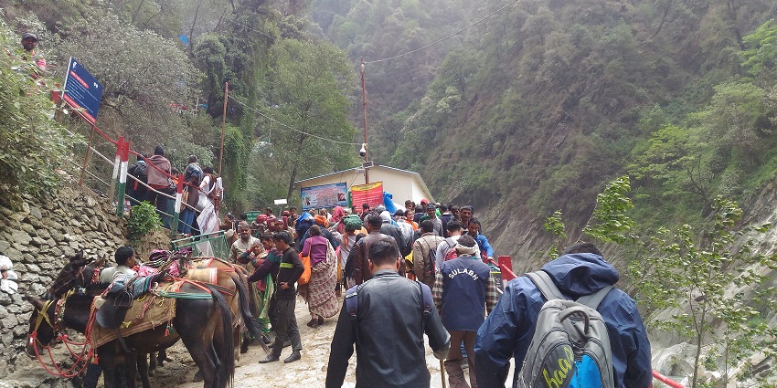Beautiful image of the trek to Gaurikund the best places to visit near Kedarnath