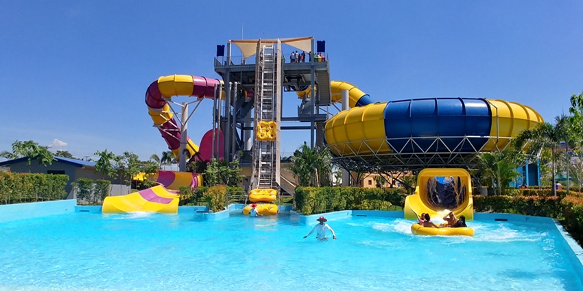 Things to do at Lotte Water Park include enjoying slides and interactive water features