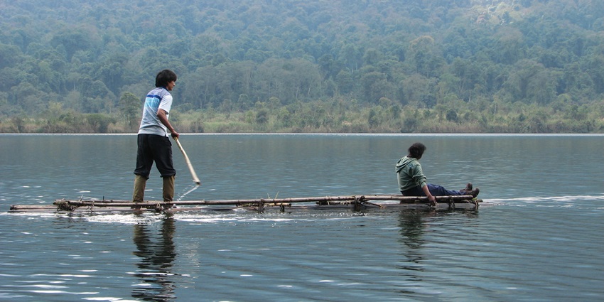 Gliding at the wonderful high-altitude Glow Lake surrounded by lush greenery and mountains.