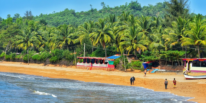 An image of the Palolem Beach in Goa, one of the places to travel in June for honeymoon