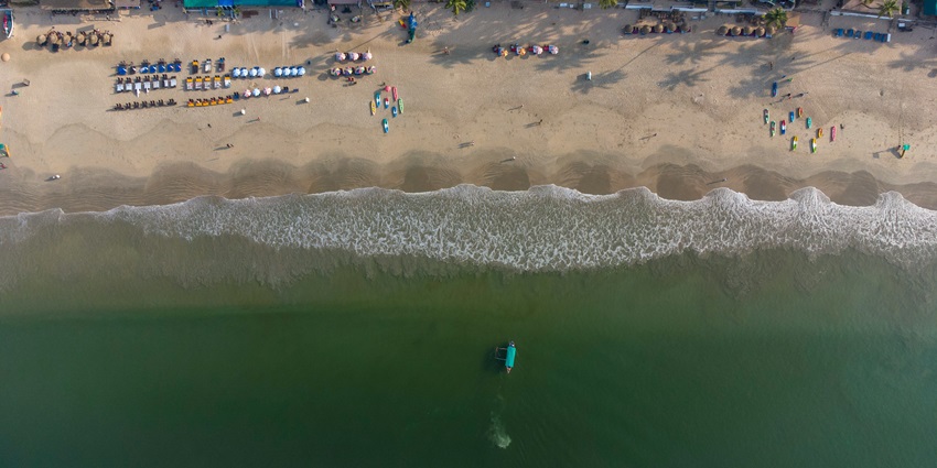 An image of the Palolem Beach in Goa, a picnic spot in India for family and a popular destination.