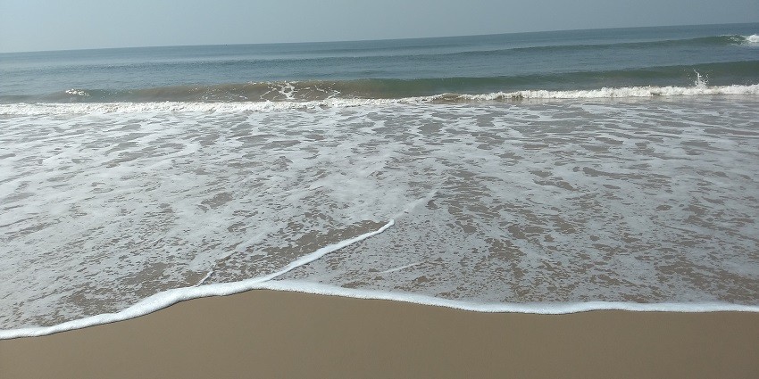 The beautiful picture of the Gokarna beach with beautiful waves kissing the shore in Gokarna.