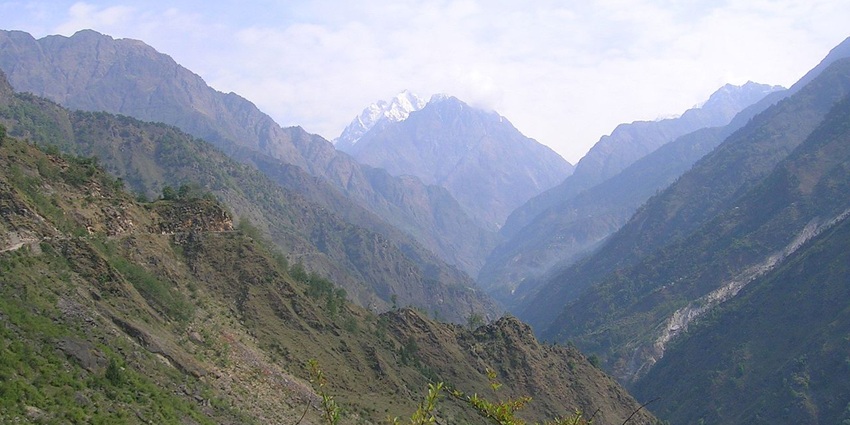 One of the places to visit in Munsiyari is the flowing Gori Ganga River through a lush green valley.