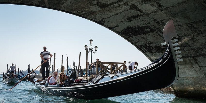 A couple enjoying a lovely Gondola Ride and celebrating Valentine’s Day in Venice.