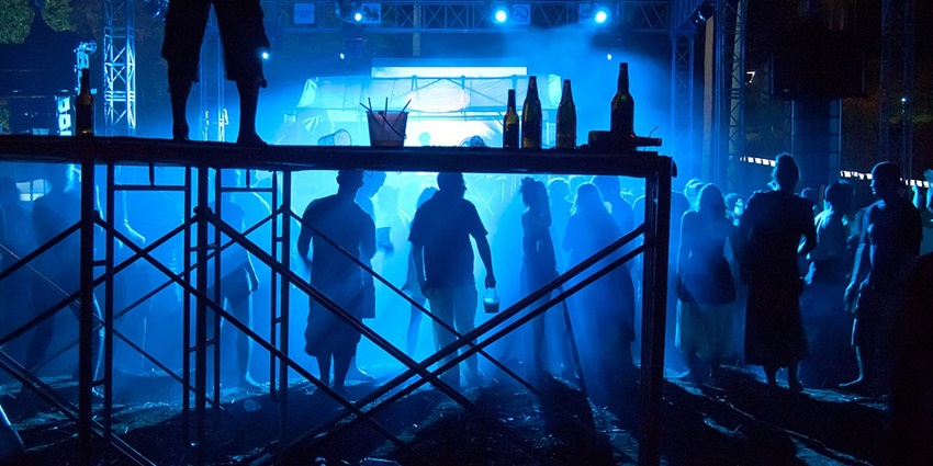 Image of people partying and feel the beats at Guaba Beach Bar at night view
