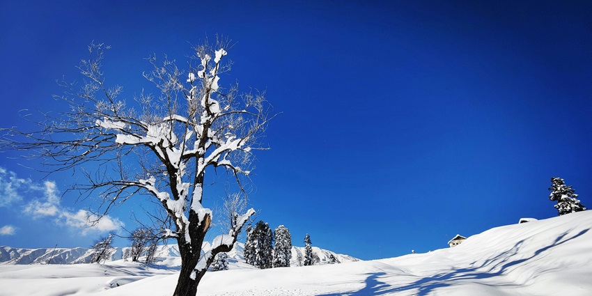An image of the beautiful Himalayan mountain range located in Jammu & Kashmir.