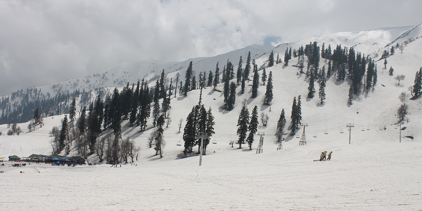 An image of snow activities in Gulmarg, one of the top places to visit in December in India for couples.