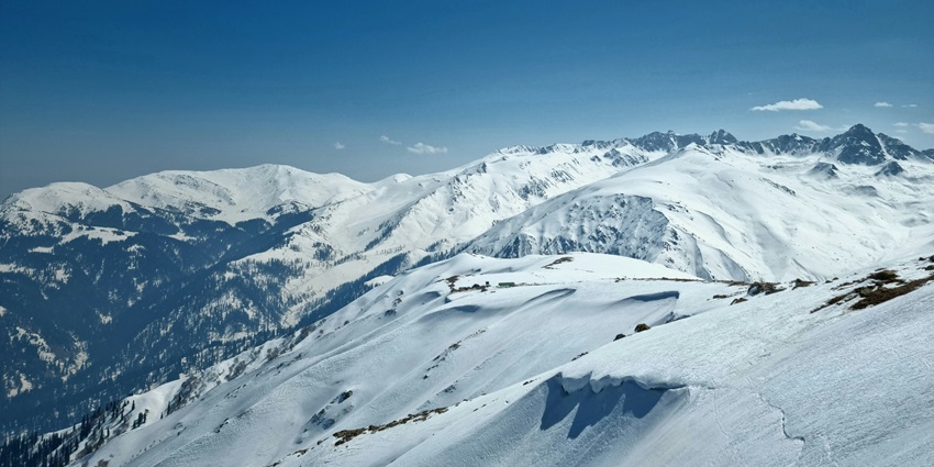 An image of snow-covered slopes in Gulmarg, with skiers enjoying the winter landscape.
