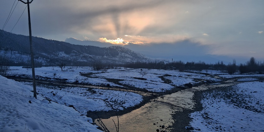 A stunning view of snow-covered paths during sunset at one of the best hill stations in Himalayas