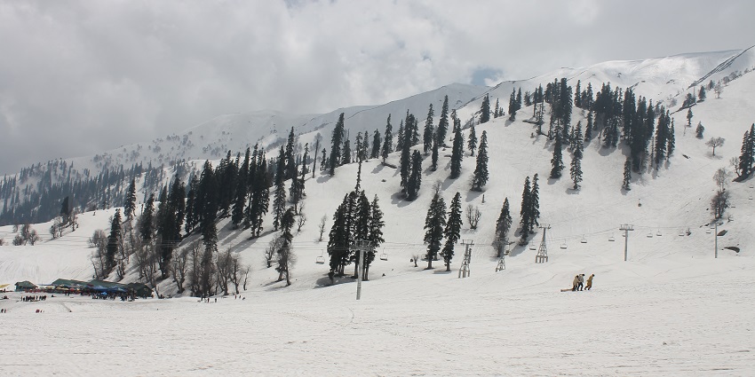 An image of snow activities in Gulmarg, one of the top winter destinations in India.