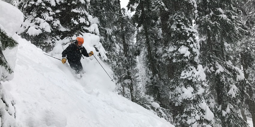 An image of a snowy mountain landscape in Gulmarg, the best location for snowboarding in India.