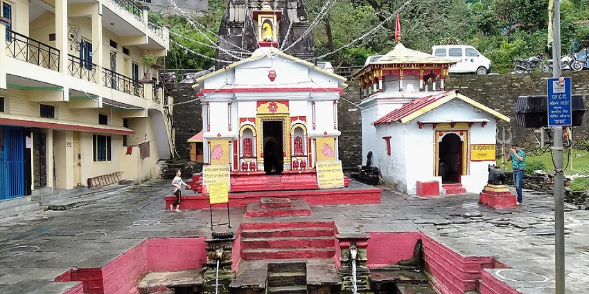 This is temple of Lord rudra in place called guptkashi where gupt mean to hide here Lord hides from the pandas