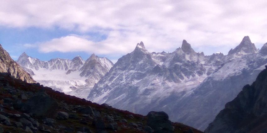 An image of the Hampta Pass Trek, one of the best places for adventure trekking in India