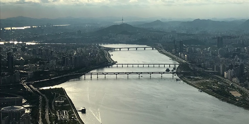 Valentine's Day in South Korea at the scenic river flowing through Seoul, perfect for leisure activities.