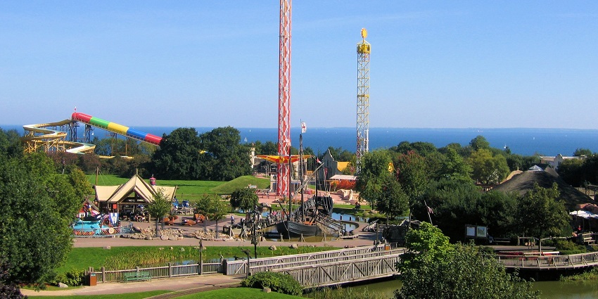 An image of a free fall tower ride in a theme park similar to Hansa-Park in Germany