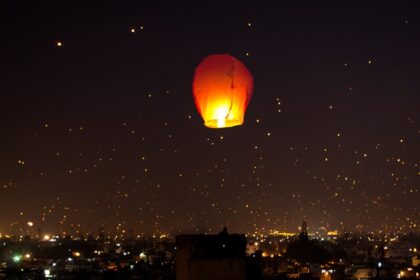 An image depicting vibrant kite-flying celebrations during Uttarayan, the harvest festival of Gujarat.