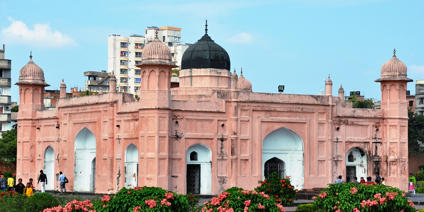Click amazing photographs of the Lalbagh fort to keep them as memories.