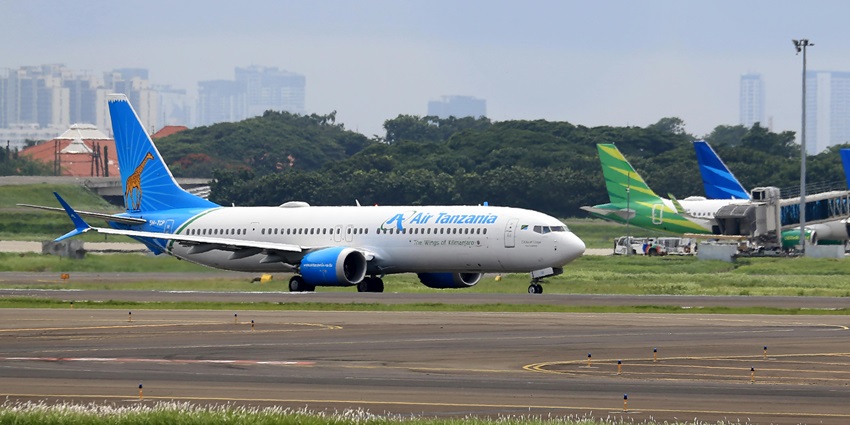 Panoramic image of an aeroplane standing on the Taxi Runaway at the airport