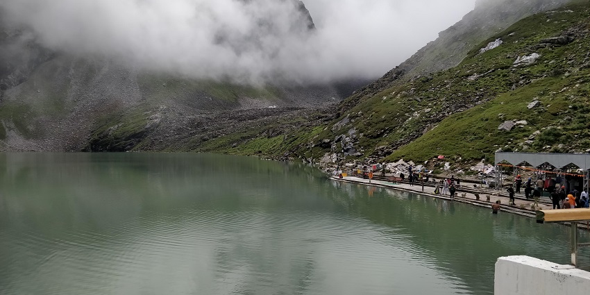 An image of Hemkund Lake in Uttarakhand, a stunning glacial lake surrounded by mountains