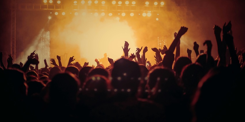An image of a quiet beach at Hérmi with golden sand and clear blue waters.