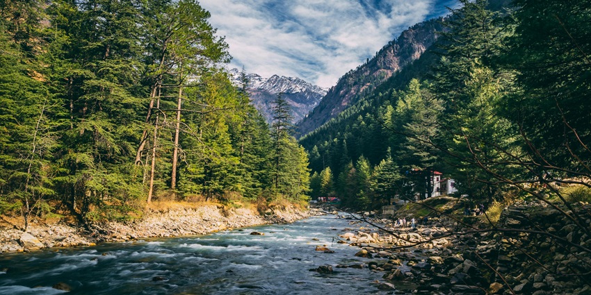 An image of a village in Himachal Pradesh overlooking the mighty valleys.