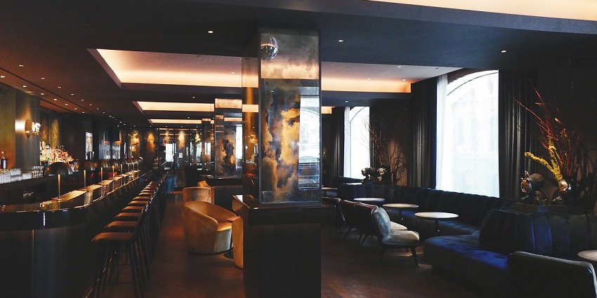 An image of a stylish cocktail bar featuring cosy seating and dim lights resembling Himkok