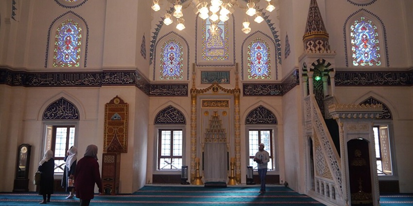 Community-centered mosque promoting Islamic teachings and cultural exchange.