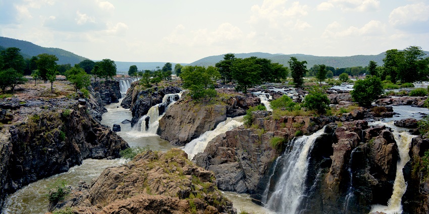 An image of a waterfall in a dense mountain, which is one of the most beautiful waterfalls in South India