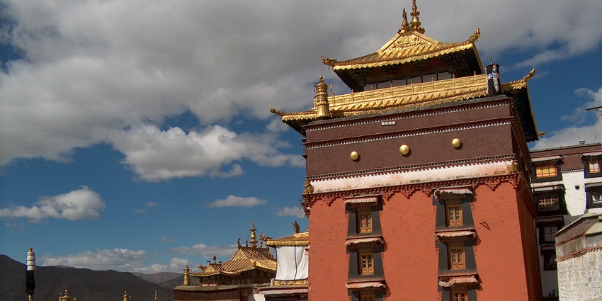 Panoramic view of Shigatse or Rikaze , Tashilhunpo surrounded by mountains