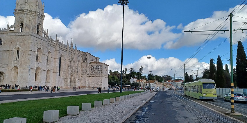 Tourists can reach Jerónimos Monastery from central Lisbon through several options.