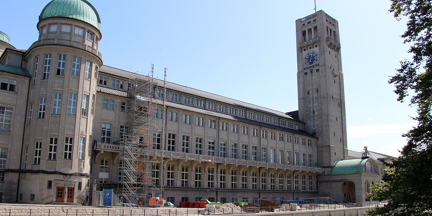 An image showing the impressive exterior of the Deutsches Museum, a must-see landmark