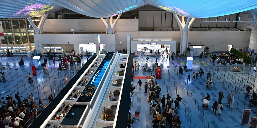 The exquisite interior of the Haneda Airport departure counter.
