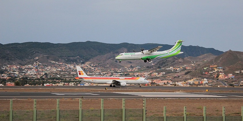 Image of the airplanes landing on the air strip in Barcelona airport near Picasso Museum