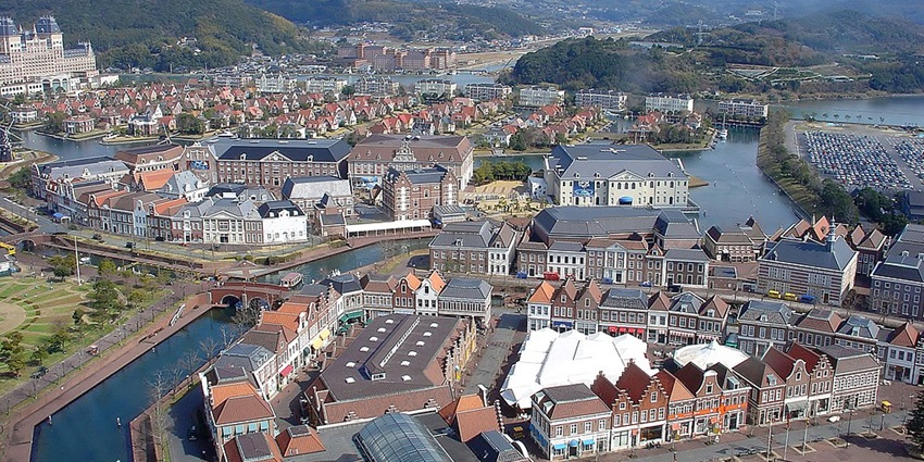 A scenic view of Huis Ten Bosch, showcasing Dutch-style buildings and charming canals.