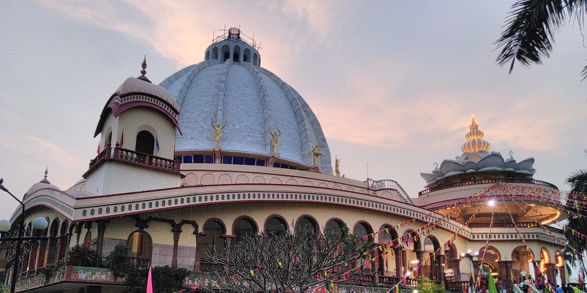 An image resembling the ISKCON Heidelberg temple showcasing its beautiful architecture.