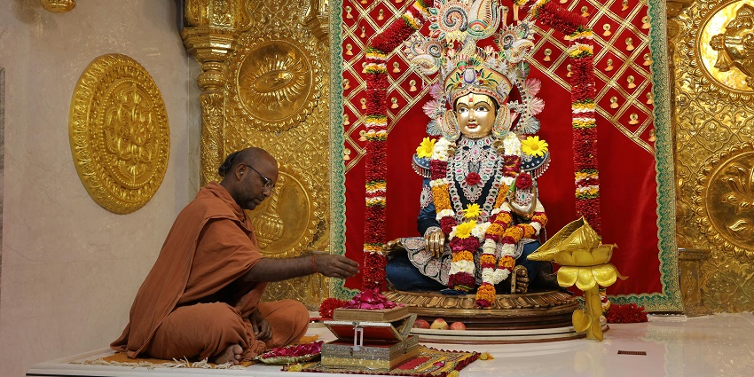 An image of a temple altar resembling the ISKCON Leipzig temple with its beautiful sculpture.