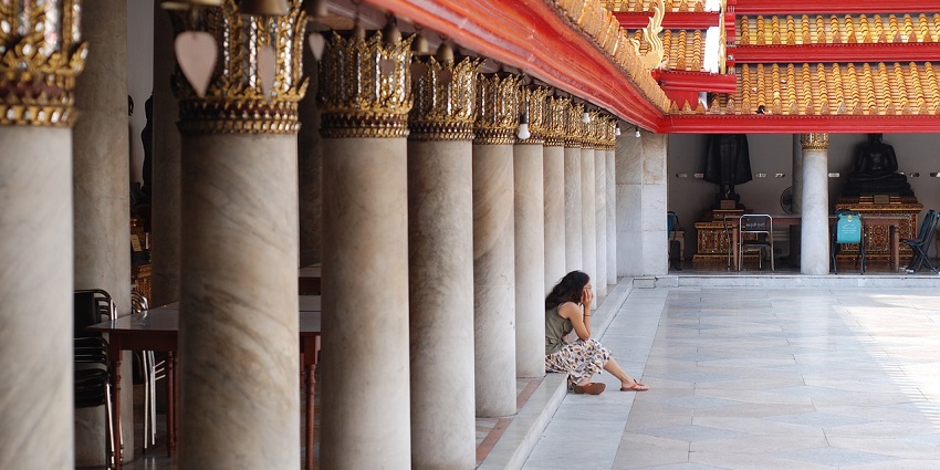 An image resembling the ISKCON Wiesbaden temple with its peaceful atmosphere and architectural beauty.