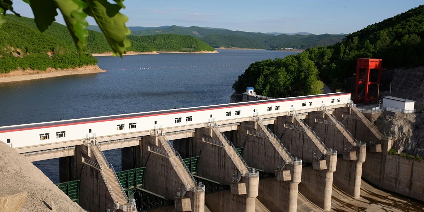 A vast expanse of Indira Sagar Lake, known for its hydroelectric power and water storage capacity