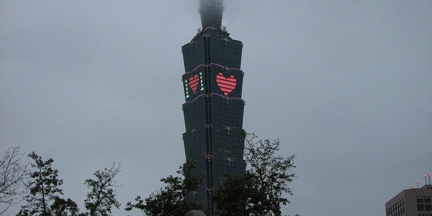Enjoy Valentine’s Day in Taiwan's fine dining with breathtaking Taipei city views.